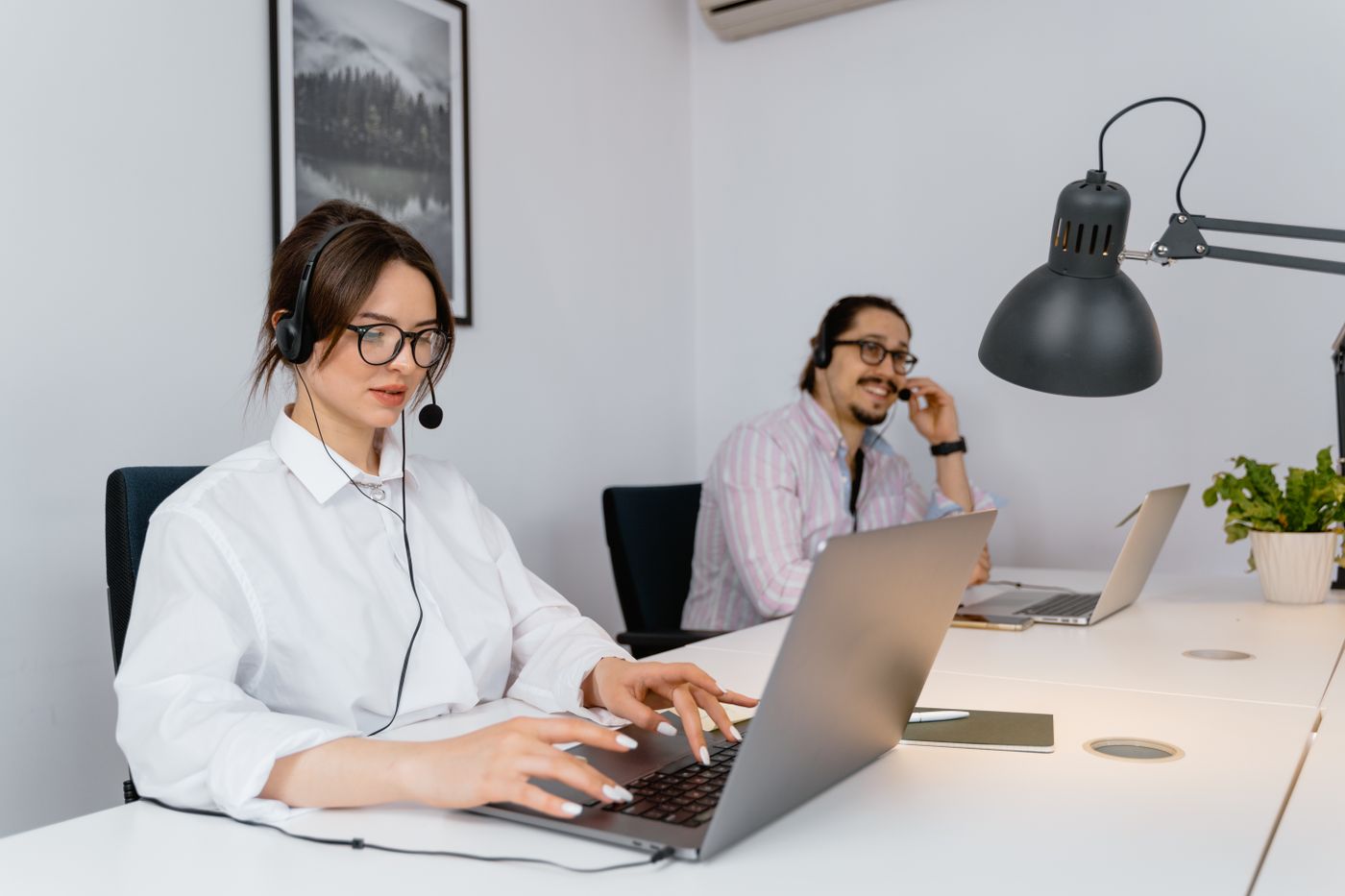 Personas trabajando con el teléfono